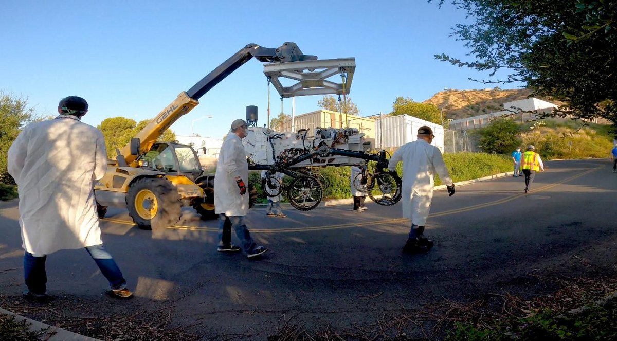 Optimism n'est pas porté par une "skycrane" mais les points d'attache sont les mêmes. Crédits NASA/JPL-Caltech