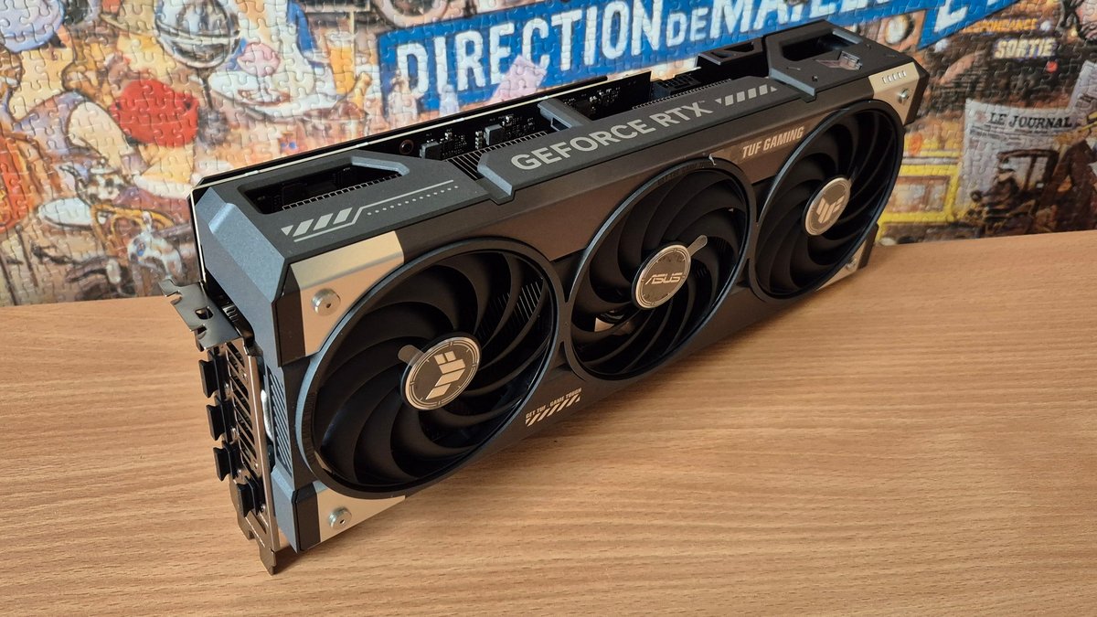 Près de 33 centimètres : jolie petite bête que cette TUF Gaming RTX 5070 Ti OC © Nerces pour Clubic