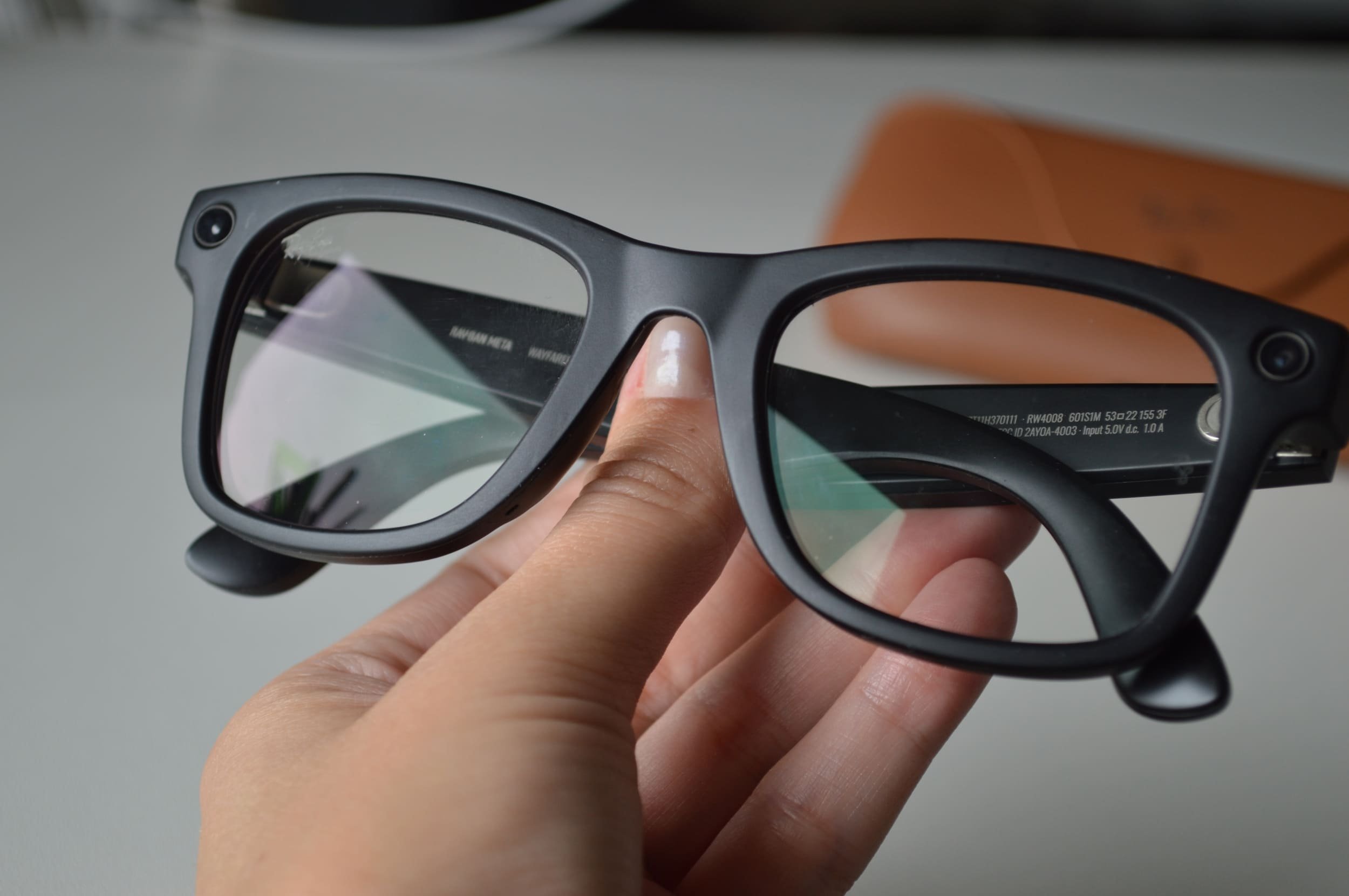 Les lunettes connectées, ici les Ray-Ban Meta, poussent la CNIL à s'interroger. © TannySolt / Shutterstock