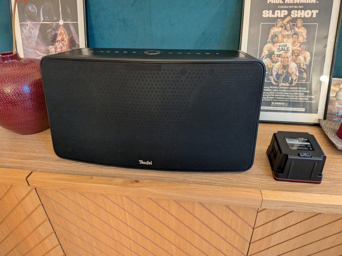 L'imposante enceinte Motiv XL et sa batterie amovible de  5 000 mAh. ©Nicolas Guyot pour Clubic