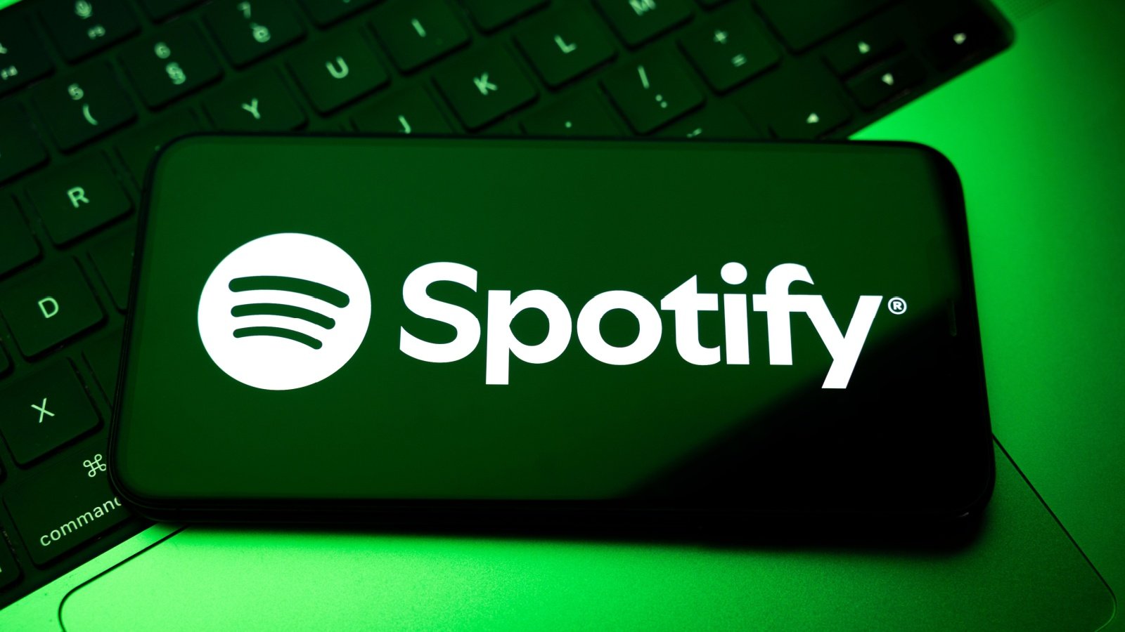 En parallèle, Spotify retire les contenus qui imitent la voix ou l'image d'un créateur sans permission, que l'imitation passe par le clonage vocal IA ou par un autre procédé - ©Samuel Boivin / Shutterstock