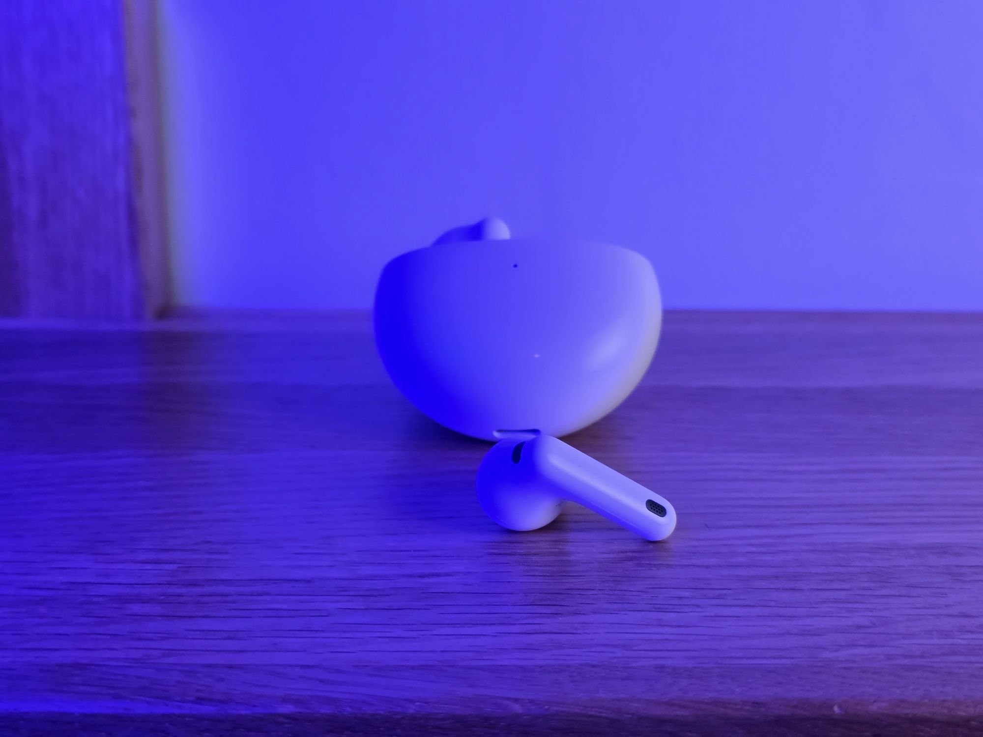  Difficile de faire plus classique et passe-partout que le design des Freebuds 7i © Guillaume Fourcadier pour Clubic