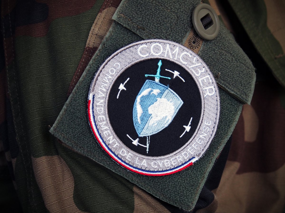 Patch arborant le logo du Commandement de la Cyberdéfense