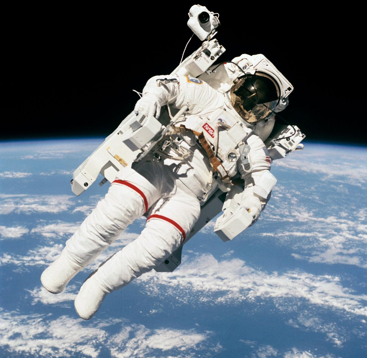 L'une des iconiques photos de la sortie autonome de l'astronaute Bruce McCandless II. Remarquez le Nikon embarqué sur son épaule droite ! © NASA
