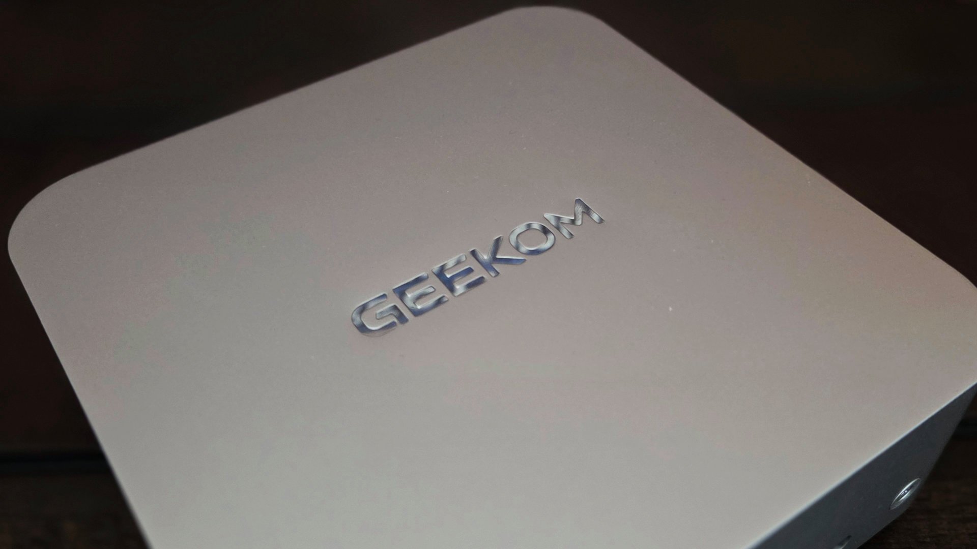 Seule entorse à la sobriété : le logo Geekom en bonne place sur le dessus du PC. ©Nerces pour Clubic