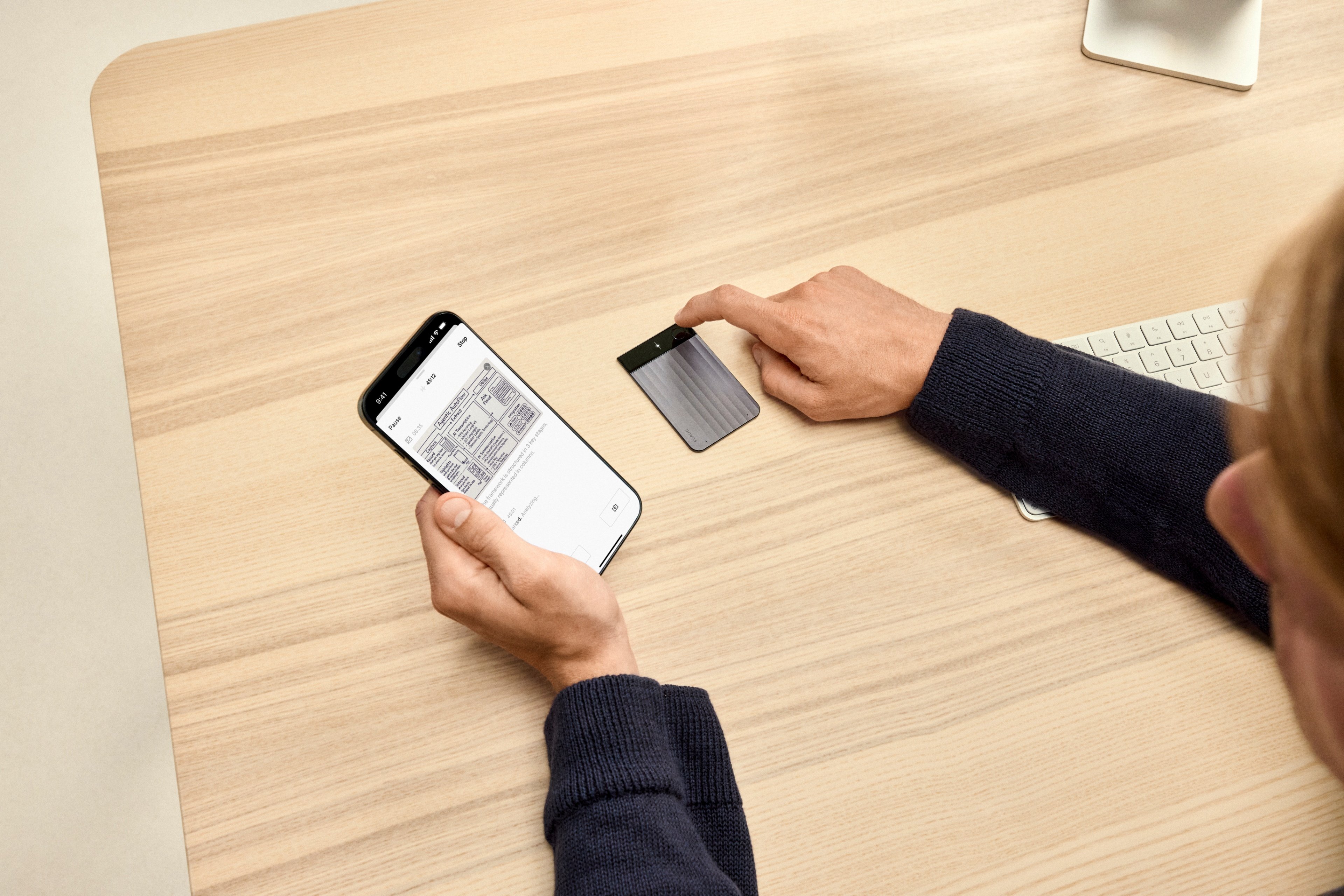 Une fois une conversation enregistrée, transférez-la dans l'appli mobile Plaud et demandez à l'IA de vous faire une retranscription de votre échange et pourquoi pas un résumé ou une analyse de son contenu. © Plaud.ai