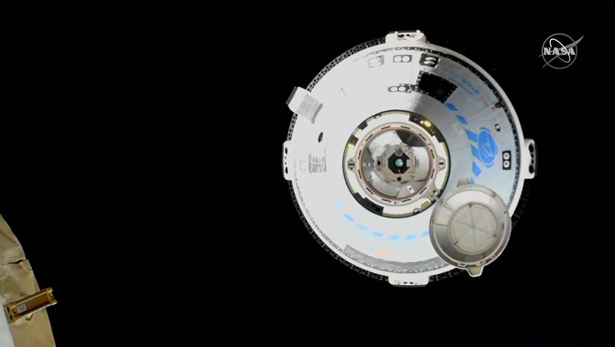 La capsule Starliner de Boeing à 10 mètres de son port d'amarrage sur la station spatiale internationale. © NASA.