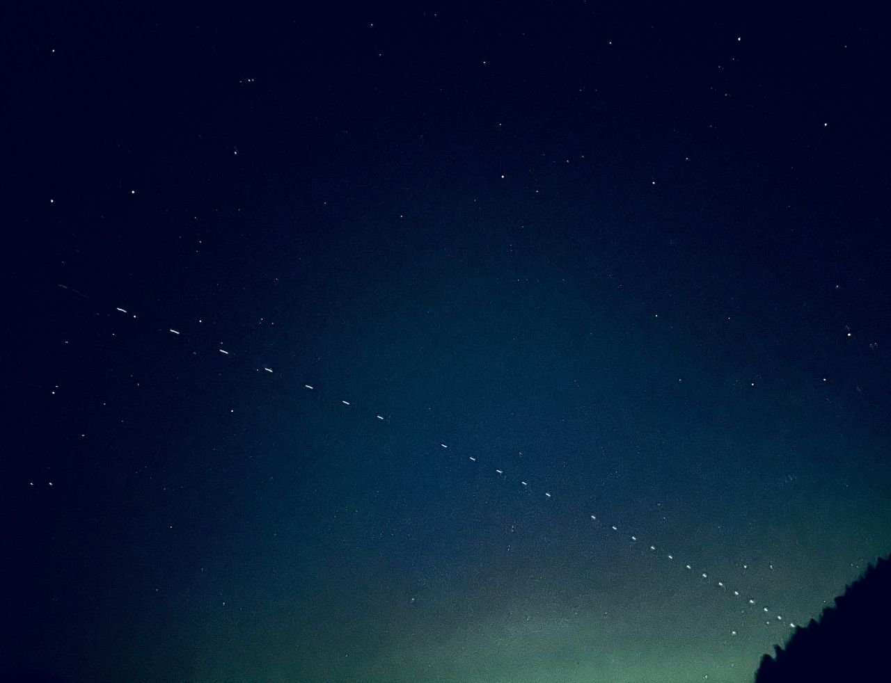 La constellation des satellites Starlink est tellement lumineuse qu'elle est visible à l'œil nu - ©InnovativeBase Artistry / Shutterstock