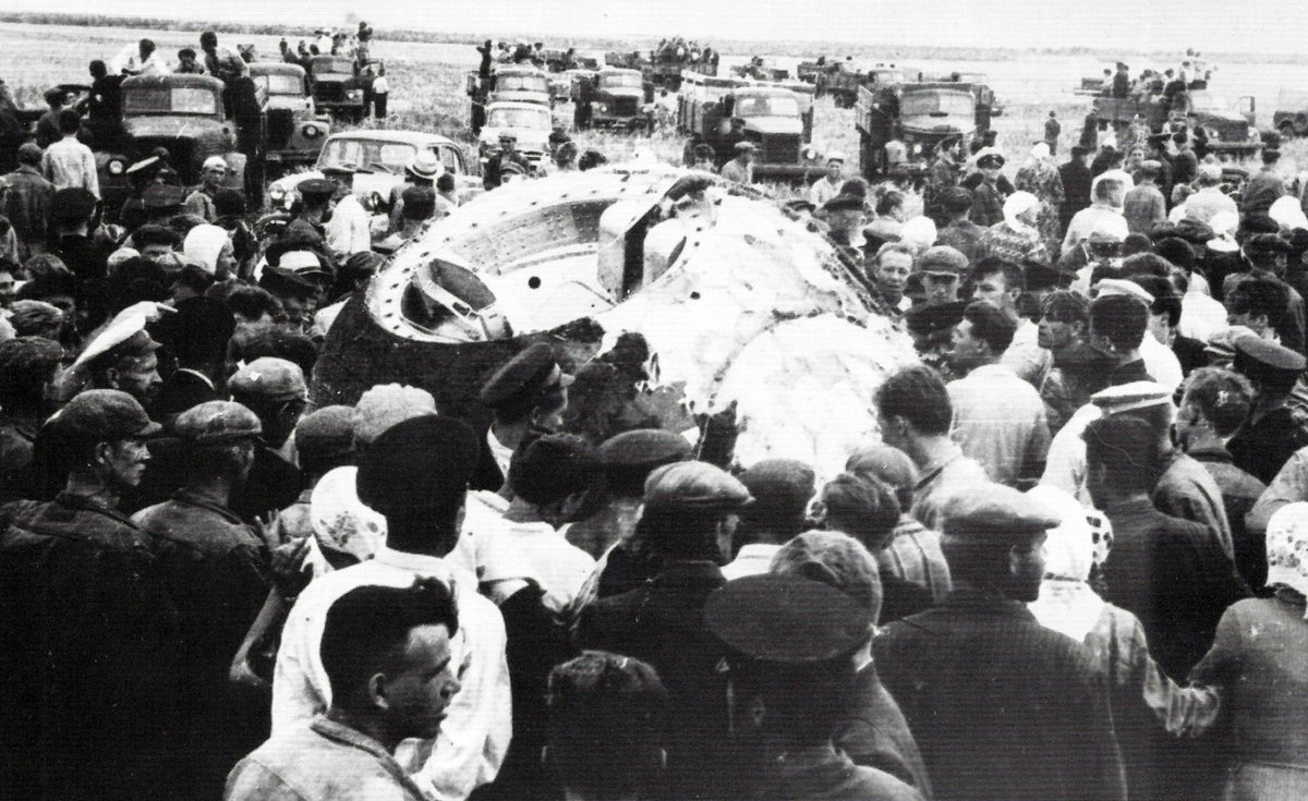 Une fois la capsule au sol, la foule arrive pour célébrer l'événement. Crédits URSS/N.A. via Kosmonavtika.com