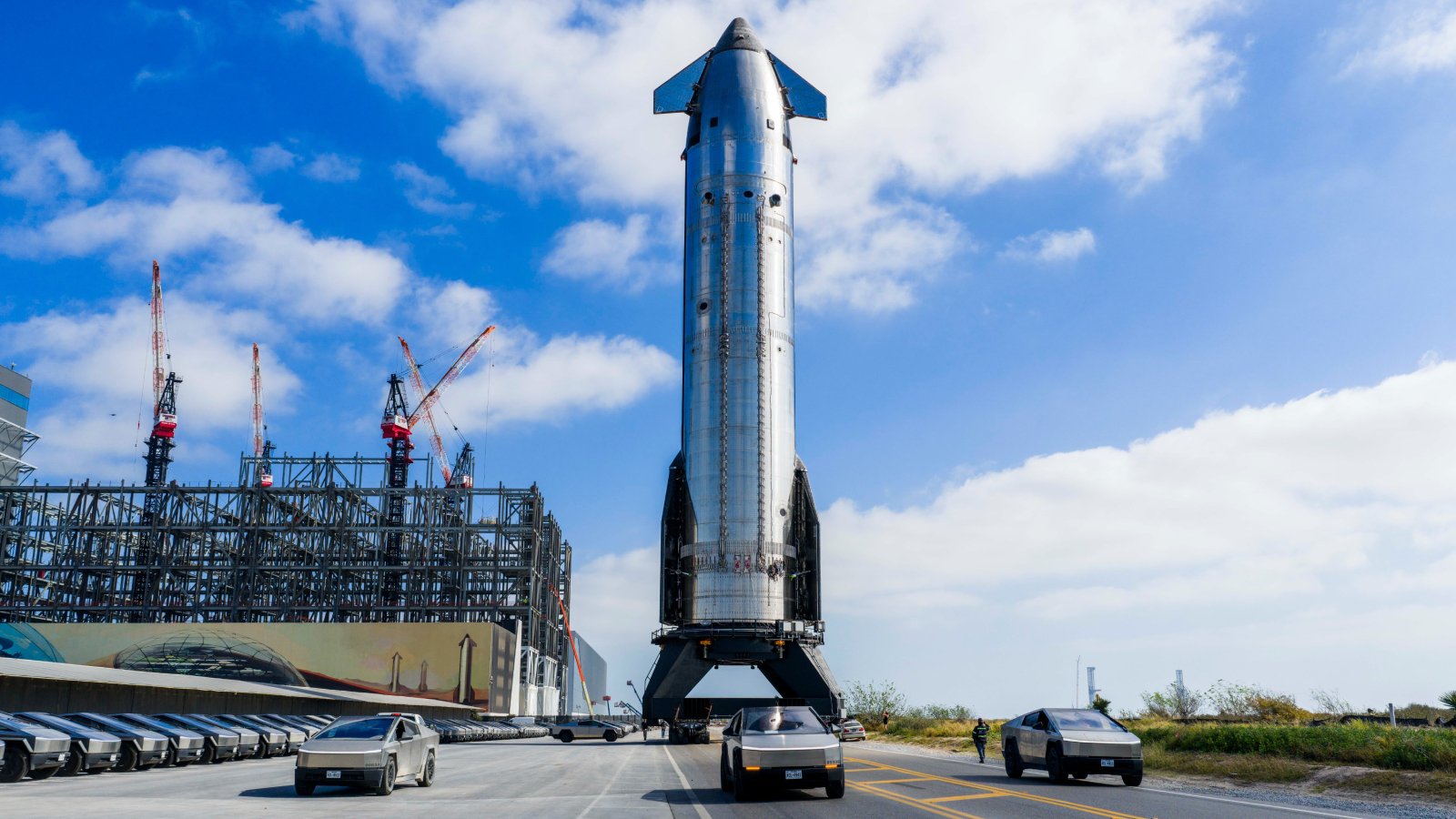 La fusée Starship entourée de Cybertruck. ©SpaceX