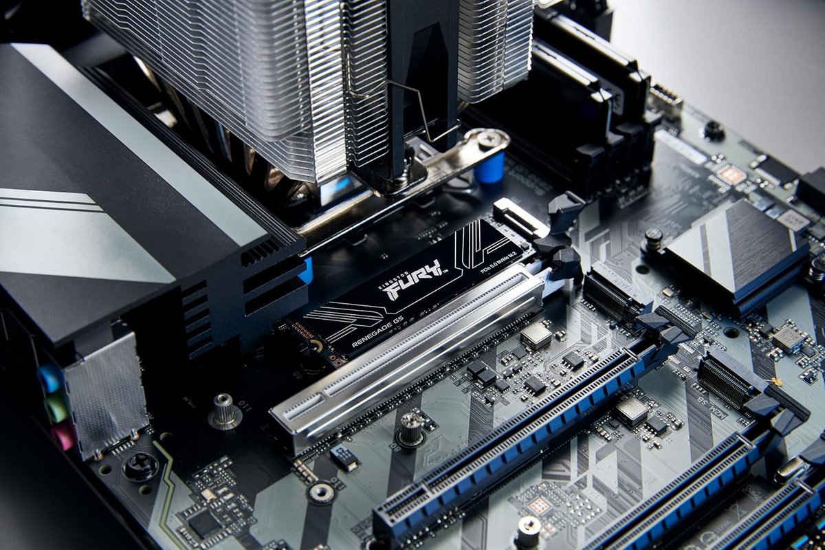 Le SSD est en place, les tests peuvent commencer. ©Kingston