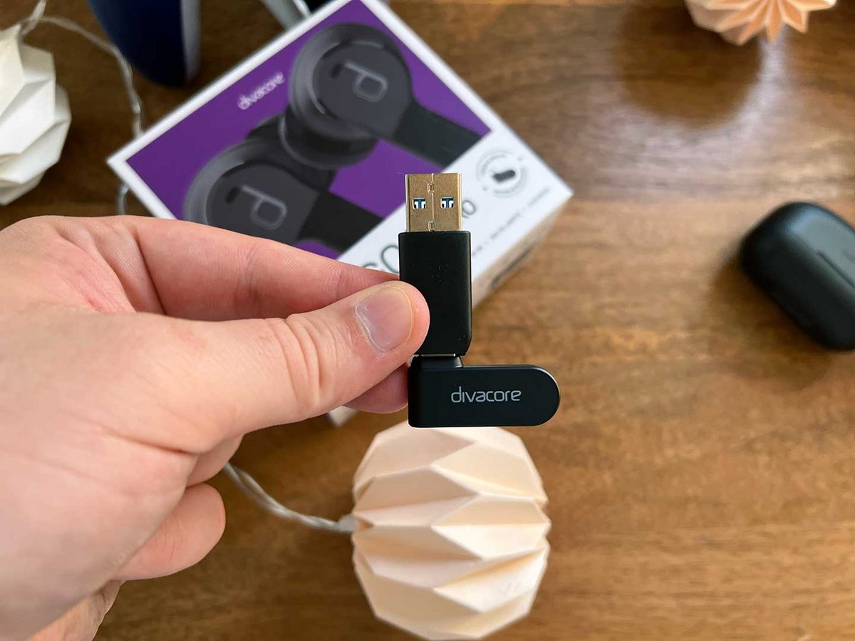 Vous pouvez brancher le dongle sur un port USB-C (photo de gauche) ou utiliser l’adaptateur (photo de droite) pour le brancher sur un port USB-A. — © Nicolas Lafarge pour Clubic