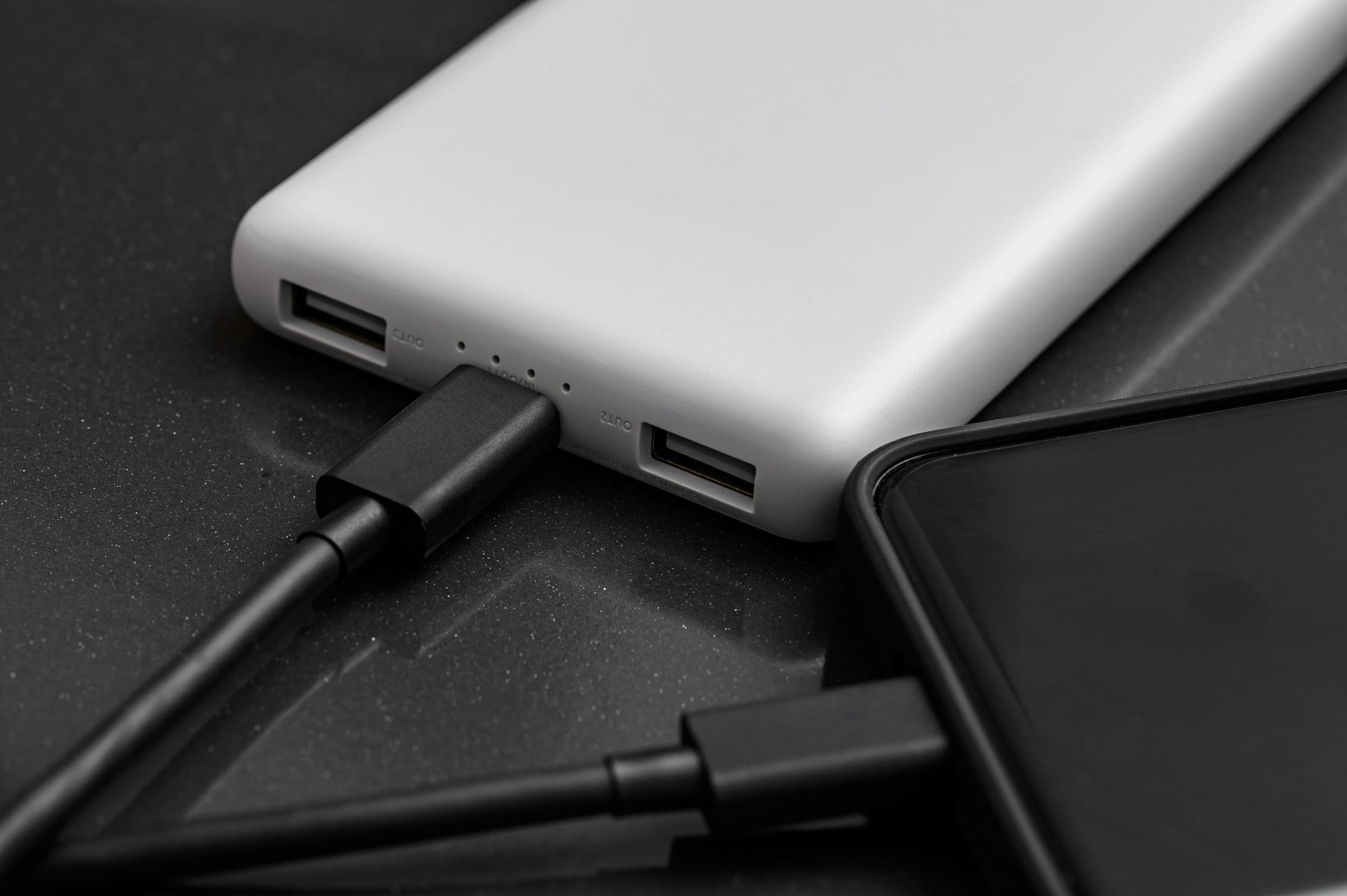 Les batteries externes ne sont plus franchement les bienvenues à bord des avions. © PawelKacperek / Shutterstock