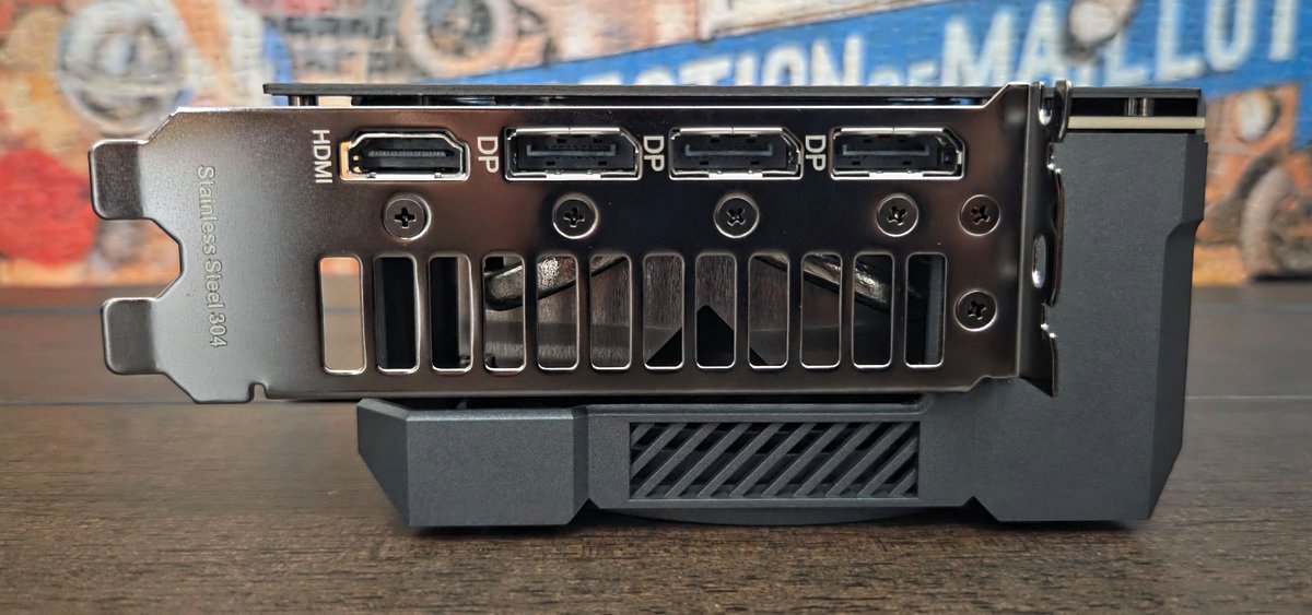 Notez la présence d'un seul HDMI sur les RTX 5060/5060 Ti par rapport aux RTX 5070. ©Nerces pour Clubic