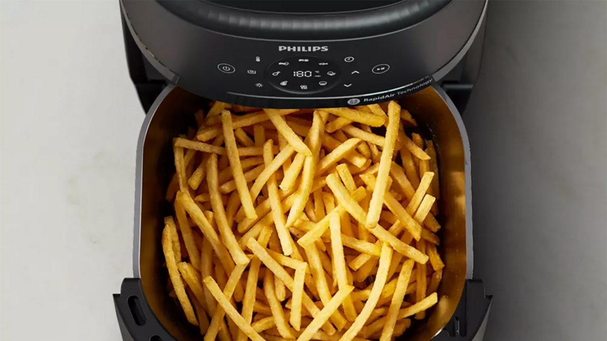 Trempez vos pommes de terre avant de les mettre dans votre Philips Série 2000 Airfryer © Philips