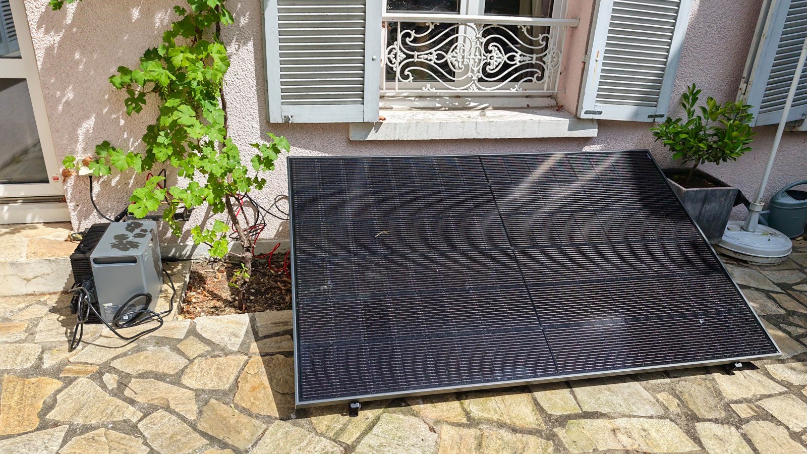 Une batterie Zendure Solarflow 2400 Pro reliée à un panneau solaire bifacial. ©Nicolas Guyot pour Clubic