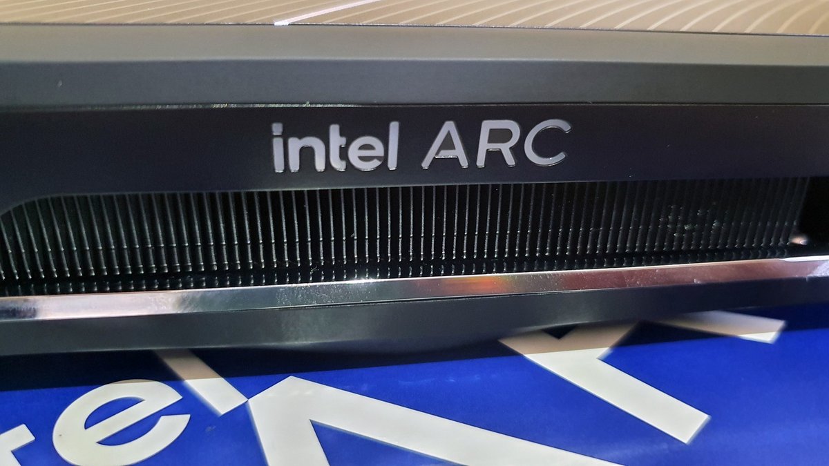 Seule petite touche de fantaisie, le logo intel ARC s'illumine © Nerces