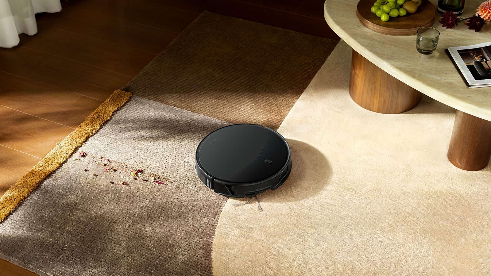 Le châssis AdaptiLift 3.0 du Saros 20 franchit des seuils jusqu'à 8,8 cm et s'adapte automatiquement à la hauteur sur les tapis. ©Roborock