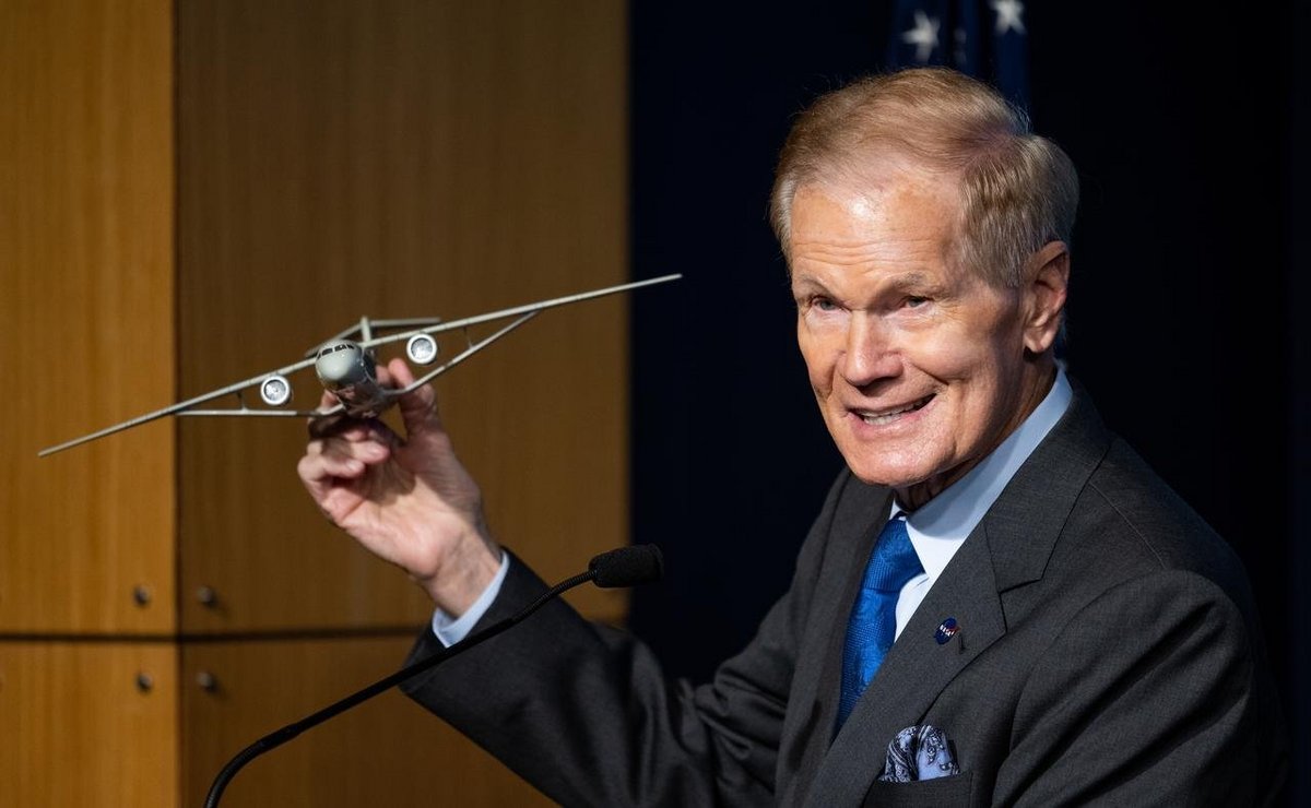 L'administrateur de la NASA Bill Nelson donne l'impression de bien s'amuser avec sa maquette d'avion du futur. Crédits : NASA/Joel Kowsky