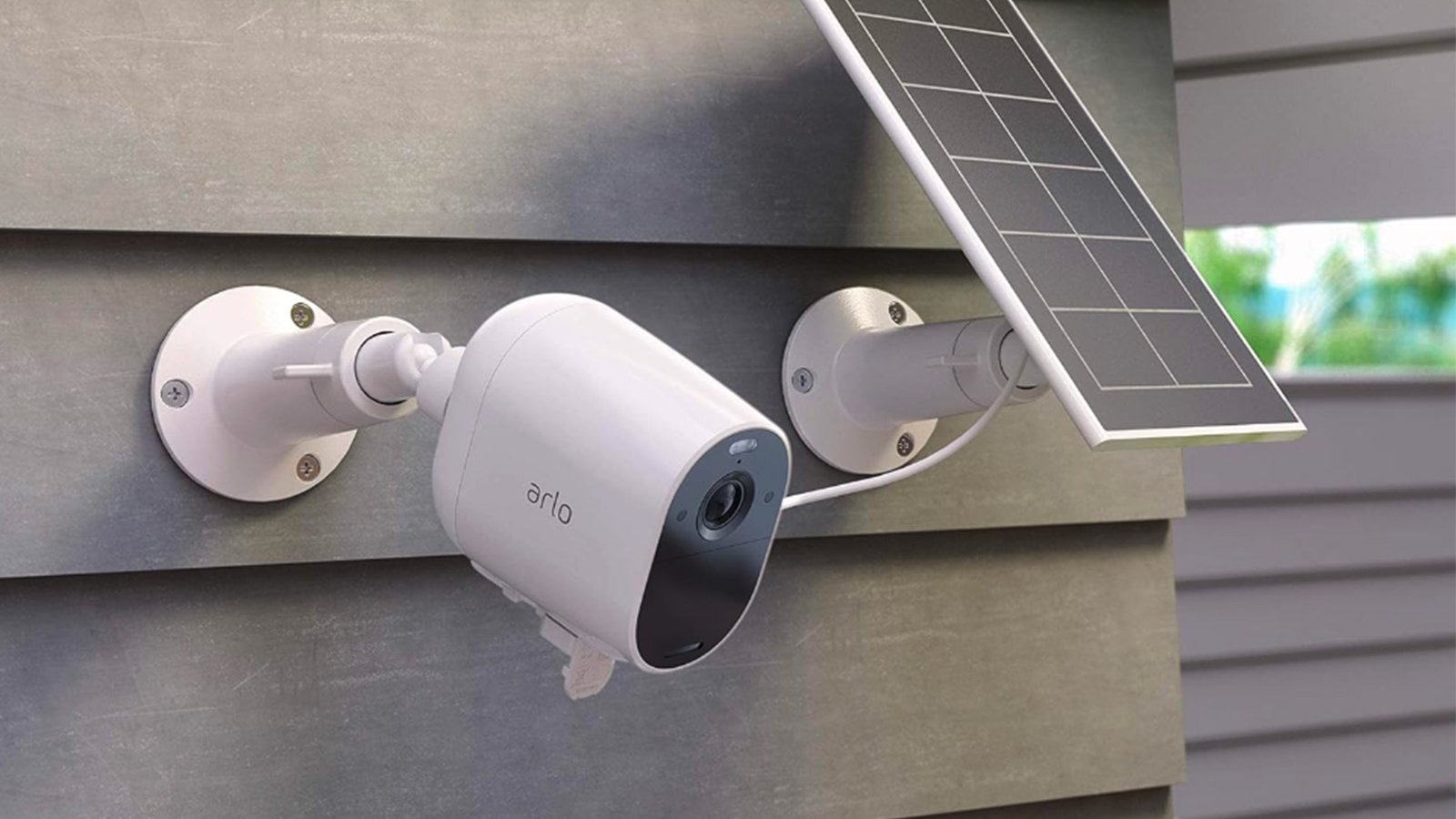 La caméra Arlo Pro 5 se distingue par sa flexibilité d’installation, pouvant fonctionner aussi bien sur secteur qu’en autonomie grâce à sa batterie ©Verisure