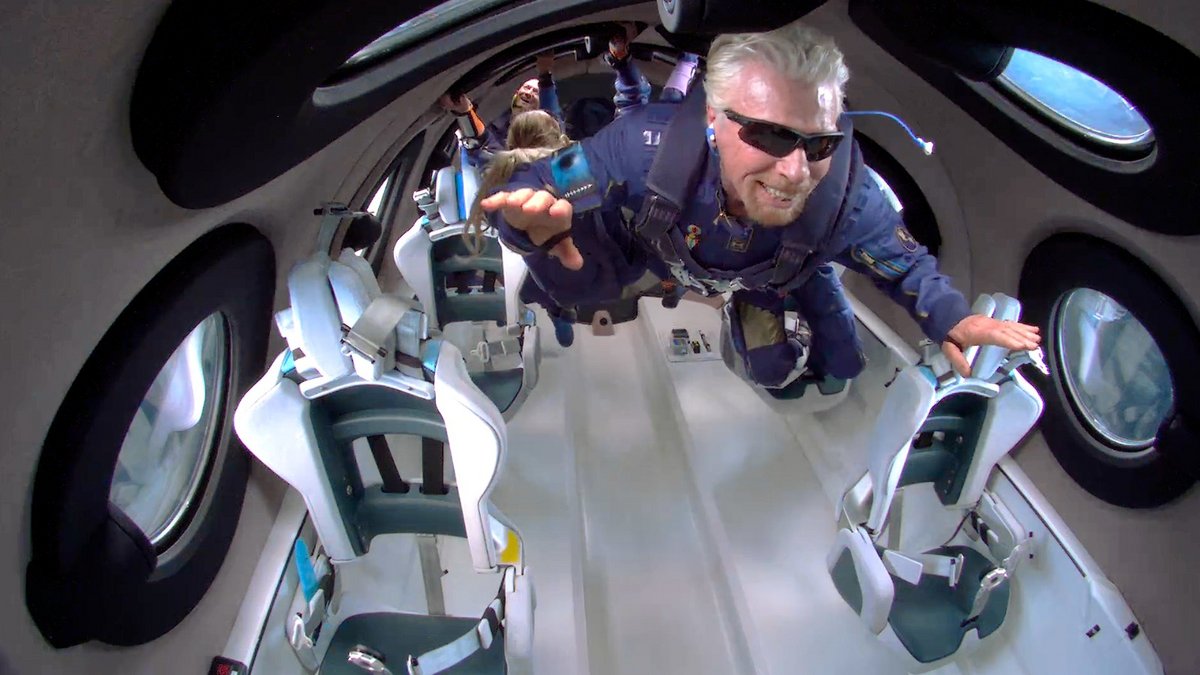 Le milliardaire Richard Branson flotte dans la cabine de son avion fusée, VSS Unity. Crédits Virgin Galactic. 