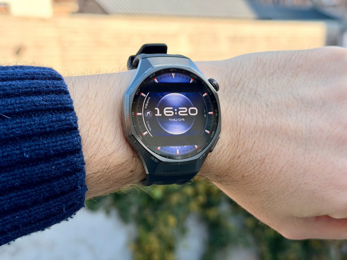 Une montre imposante mais à la fabrication impeccable ©Mathieu Grumiaux pour Clubic