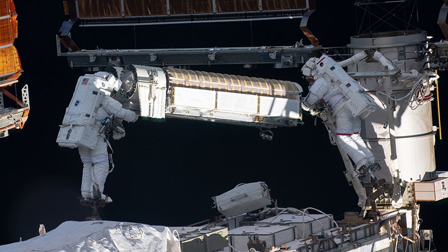 Les astronautes utilisent des cale-pieds, qu'il faut passer du temps à installer pour se libérer les mains... Crédits NASA