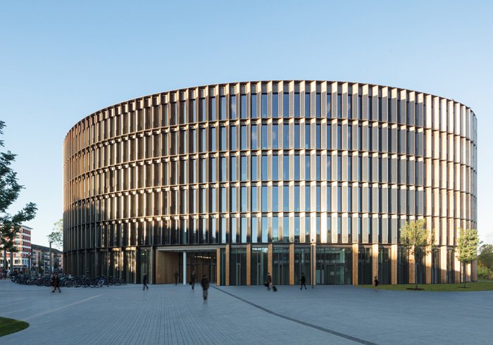 Le City Hall de Fribourg, en Allemagne, est l'un des plus gros immeubles à énergie positive d'Europe — © HGEsch, Hennef 