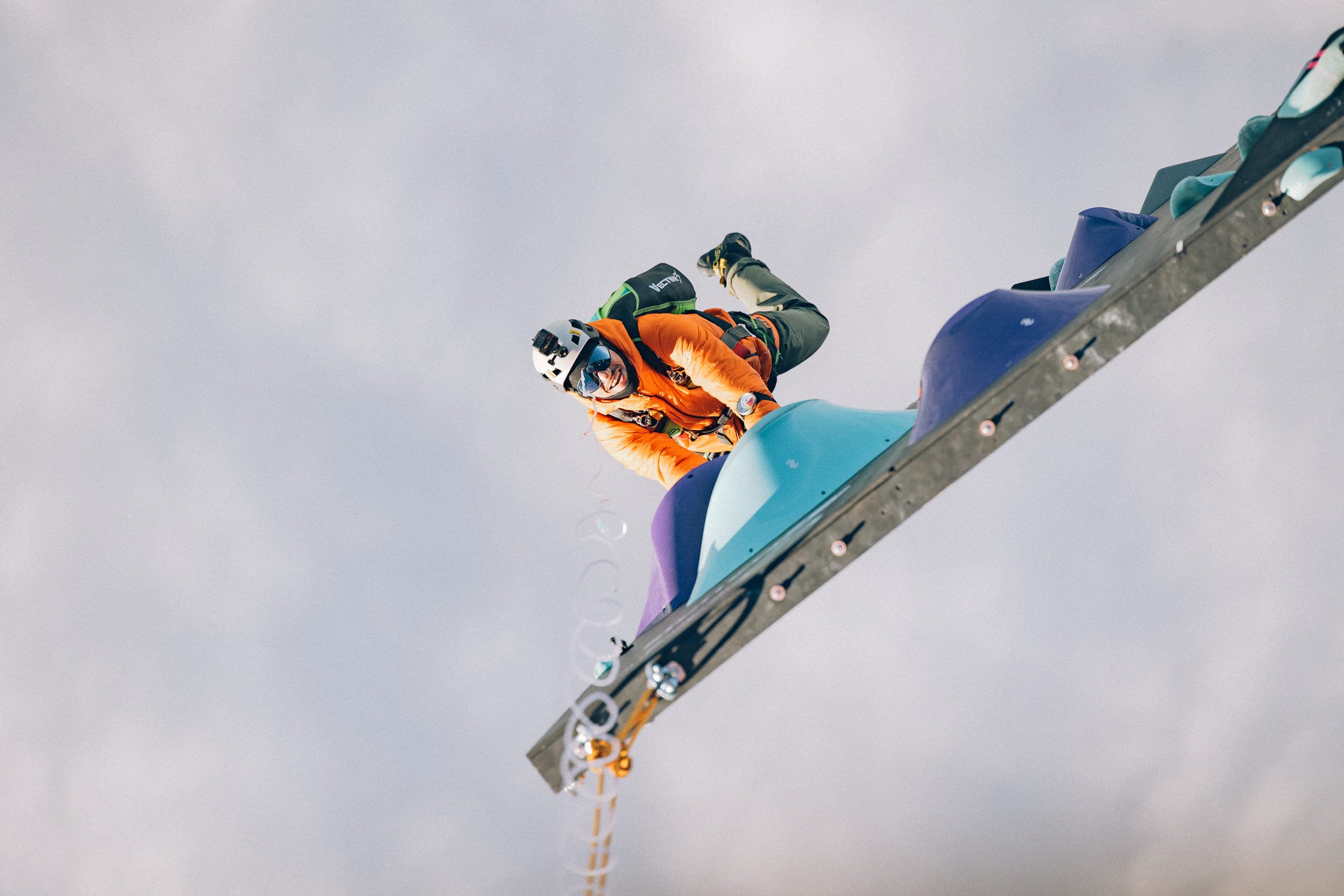 Le voici en pleine ascension, pris en photo depuis la montgolfière qui tracte son mur © Thomas Cerato