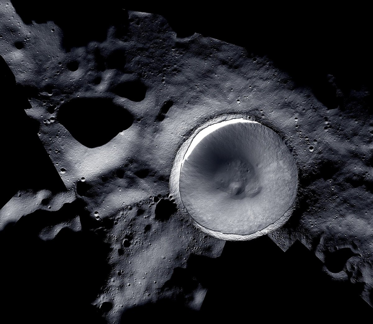 Mosaïque d'images et mise en valeur du cratère Shackleton au pôle Sud lunaire. L'intérieur du cratère est dans l'ombre éternelle, mais il est ici mis en valeur par l'instrument Shadowcam américain © NASA / KARI/ASU