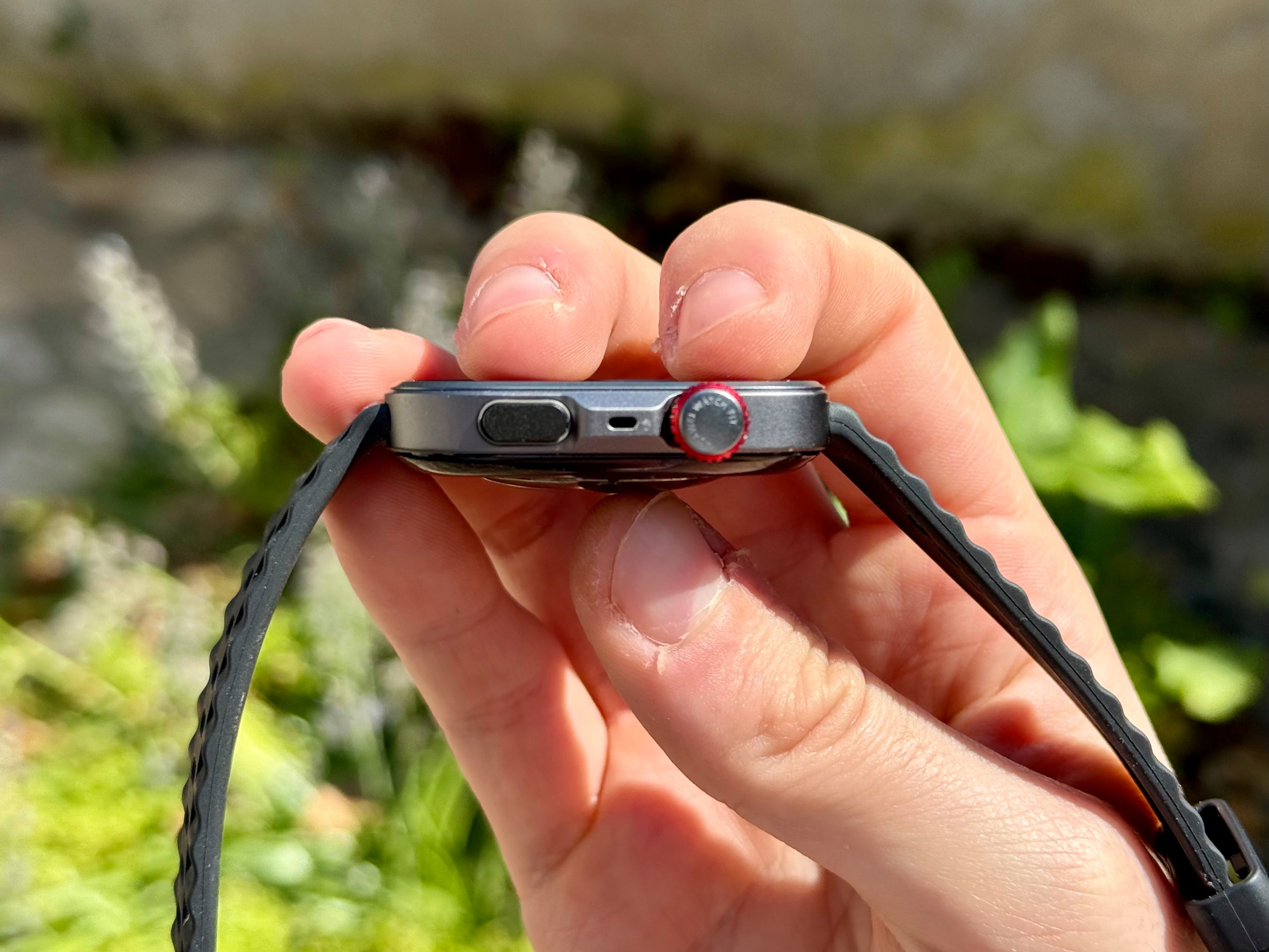 Une couronne et un bouton latéral © Mathieu Grumiaux pour Clubic