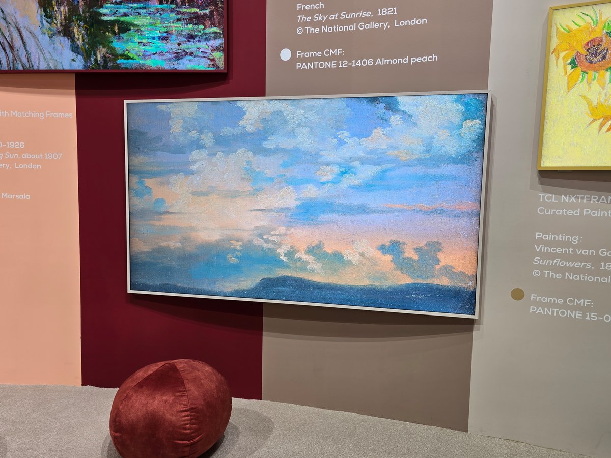 Le TCL NXTFrame et son cadre couleur "Almond peach" diffusant "The Sky at Sunrise", une œuvre datant de 1821 d'un artiste français inconnu © Matthieu Legouge 