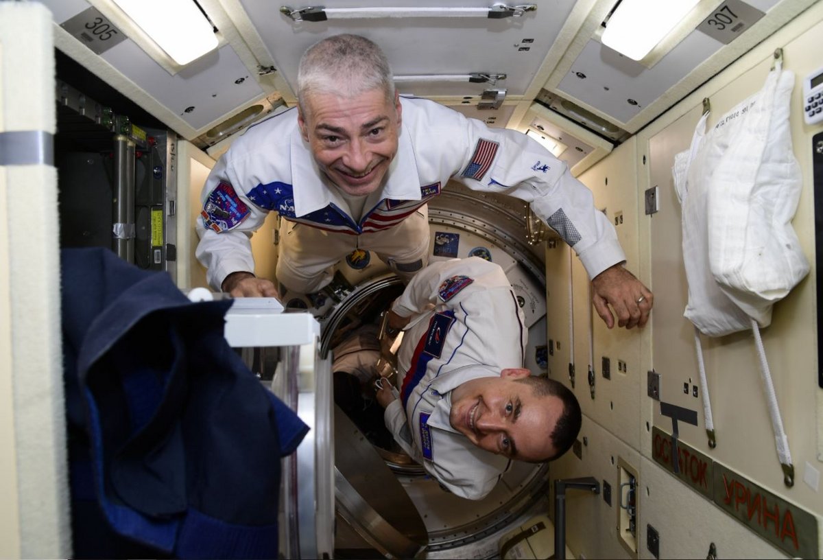 L'arrivée des nouveaux membres dans la station, Mark Vande Hei (à gauche) et Piotr Dubrov. Crédits : Roscosmos