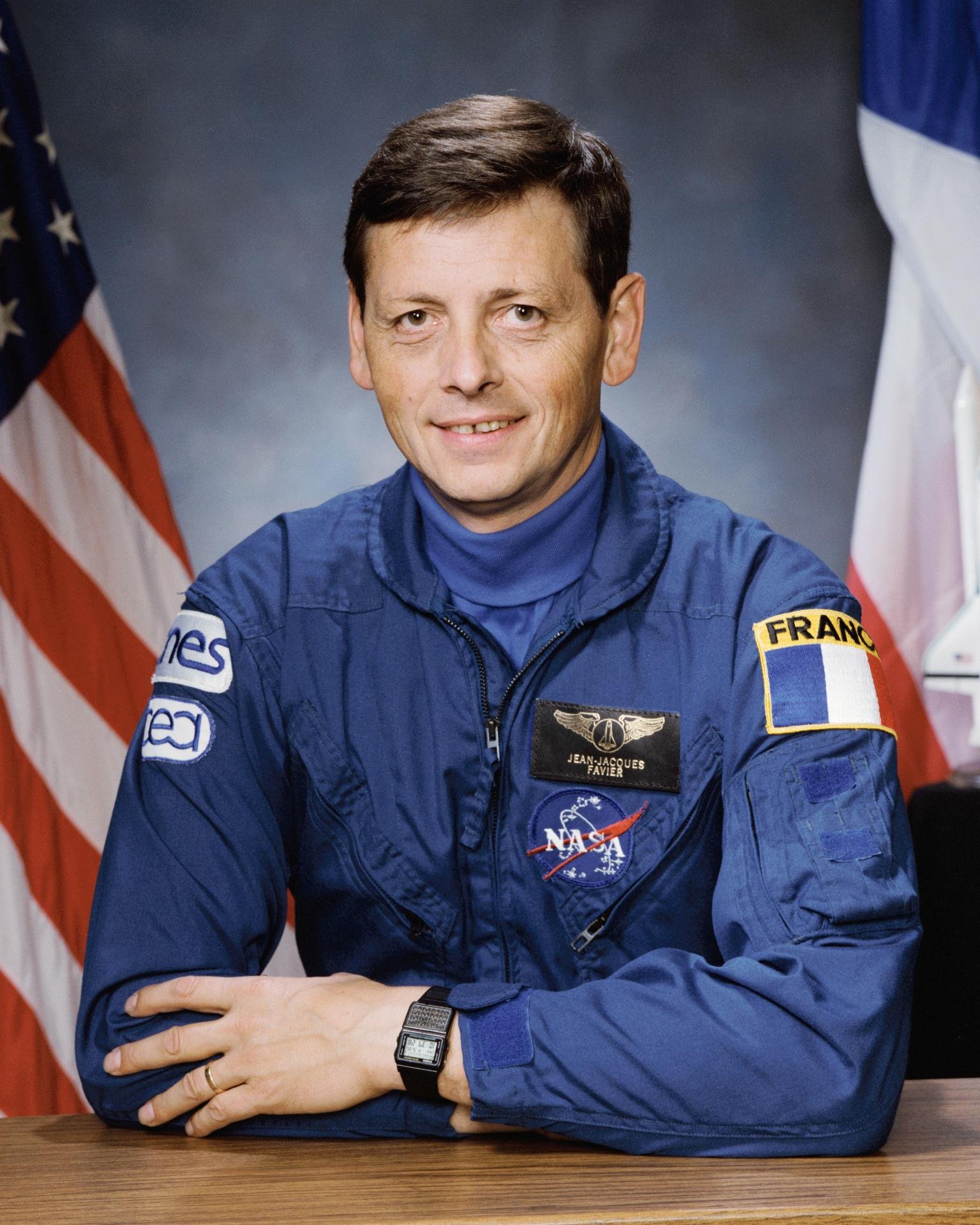 Jean-Jacques Favier porte les écussons du CNES et du CEA sur sa combinaison de mission NASA © NASA / CNES