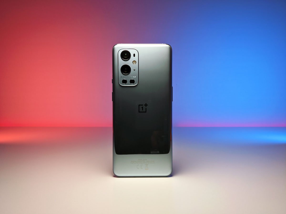 Le OnePlus 9 Pro est donc un grand smartphone qui n'est pas toujours simple à manipuler à une main. © Gabriel Manceau pour Clubic