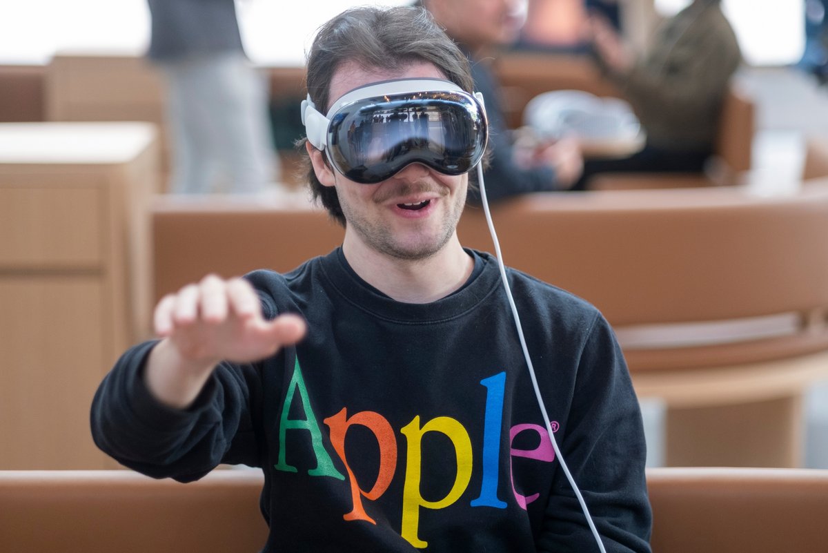 Un homme en train de tester l'Apple Vision Pro. © Ringo Chiu / Shutterstock.com