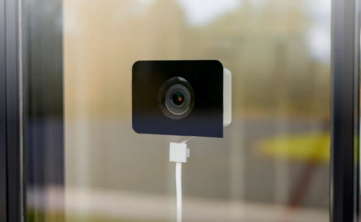 Surveiller l'extérieur, depuis l'intérieur, c'est l'objectif de cette caméra Window Cam. ©Wyze