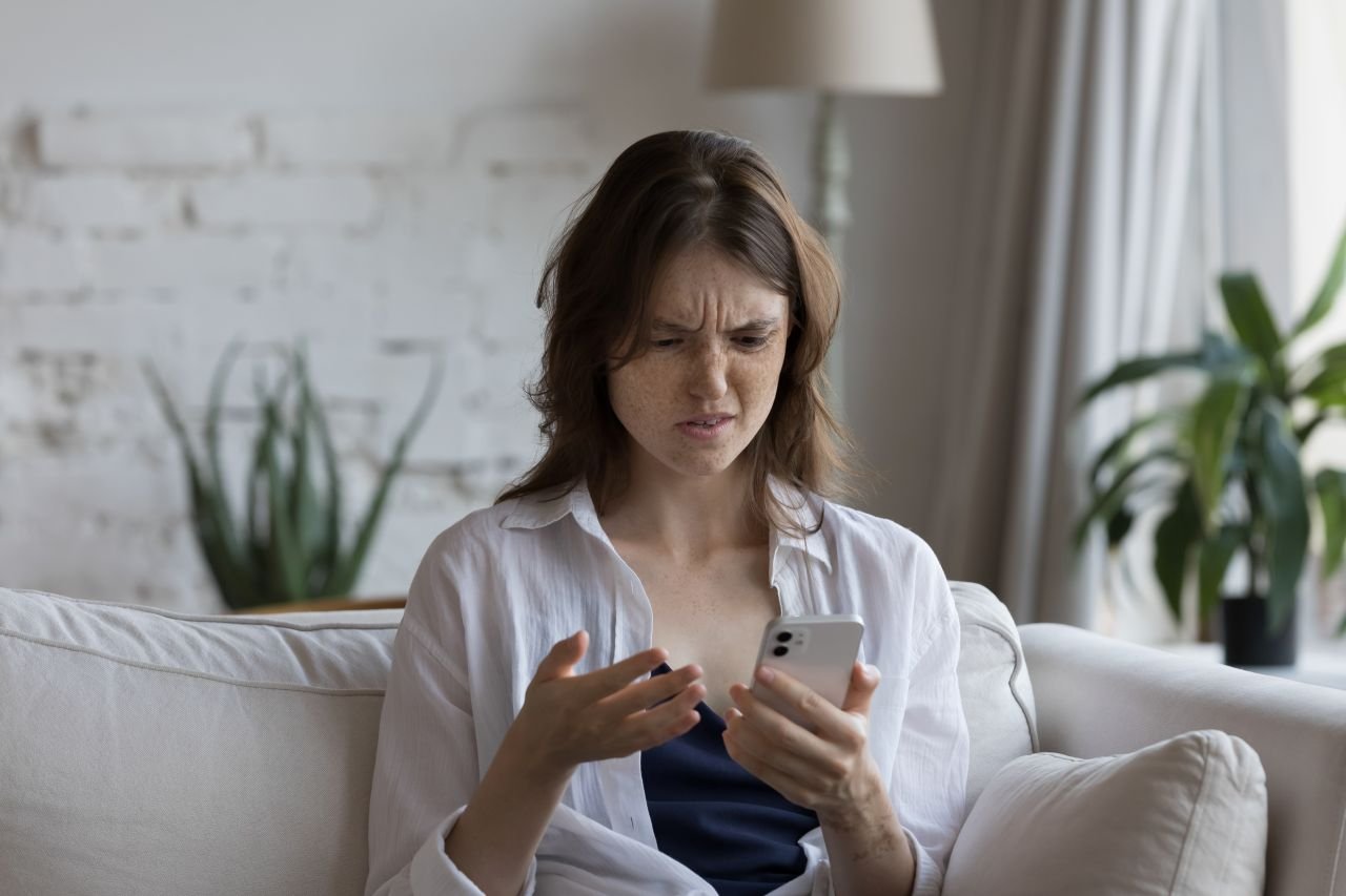 Vous ferez sûrement cette tête si le 99 99 99 99 99 s'affichait sur l'écran de votre mobile - ©fizkes / Shutterstock