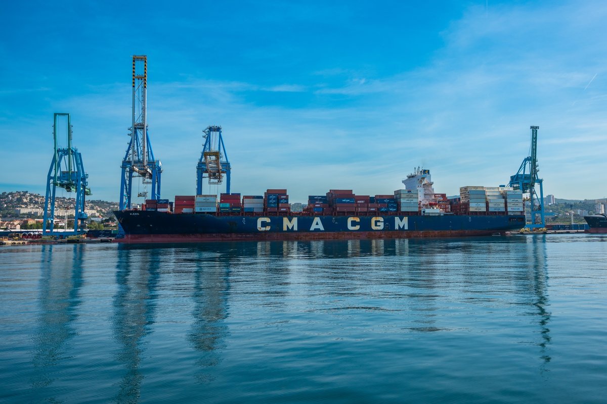 Un navire CMA-CGM amarré dans le port de Marseille © Obatala-photography / Shutterstock.com