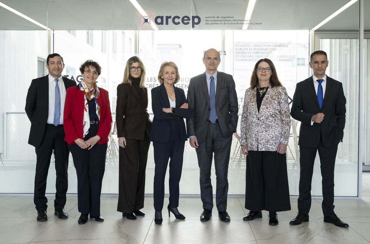 Le Collège de l'ARCEP - De gauche à droite : Akim Oural, Marie-Christine Servant, Sarah Jacquier Pelissier, Laure de La Raudière (présidente de l'Arcep), Xavier Merlin, Mireille Clapot et Zacharia Alahyane - ©ARCEP / Brigitte Baudesson