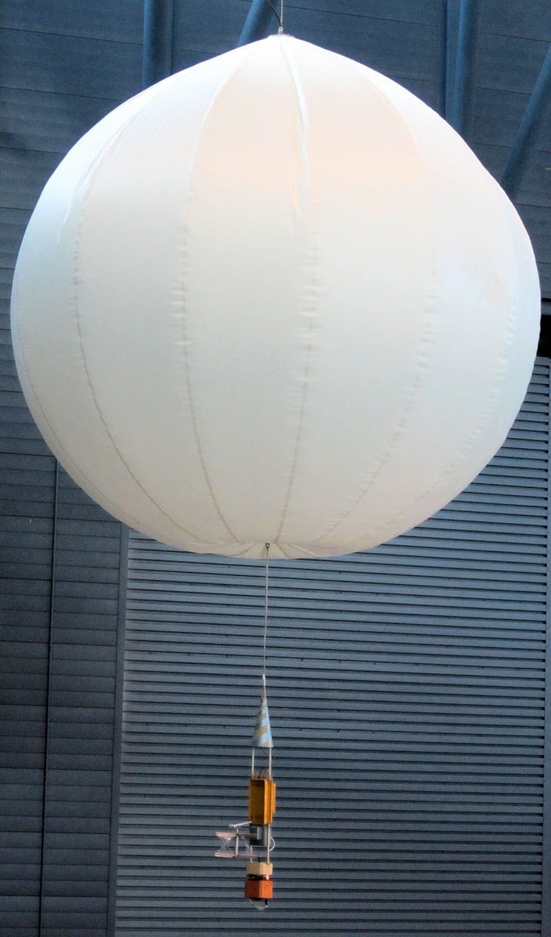 Maquette du ballon embarqué par les sondes Vega. Le système complet pesait moins de 20 kg. Crédits Wikipedia