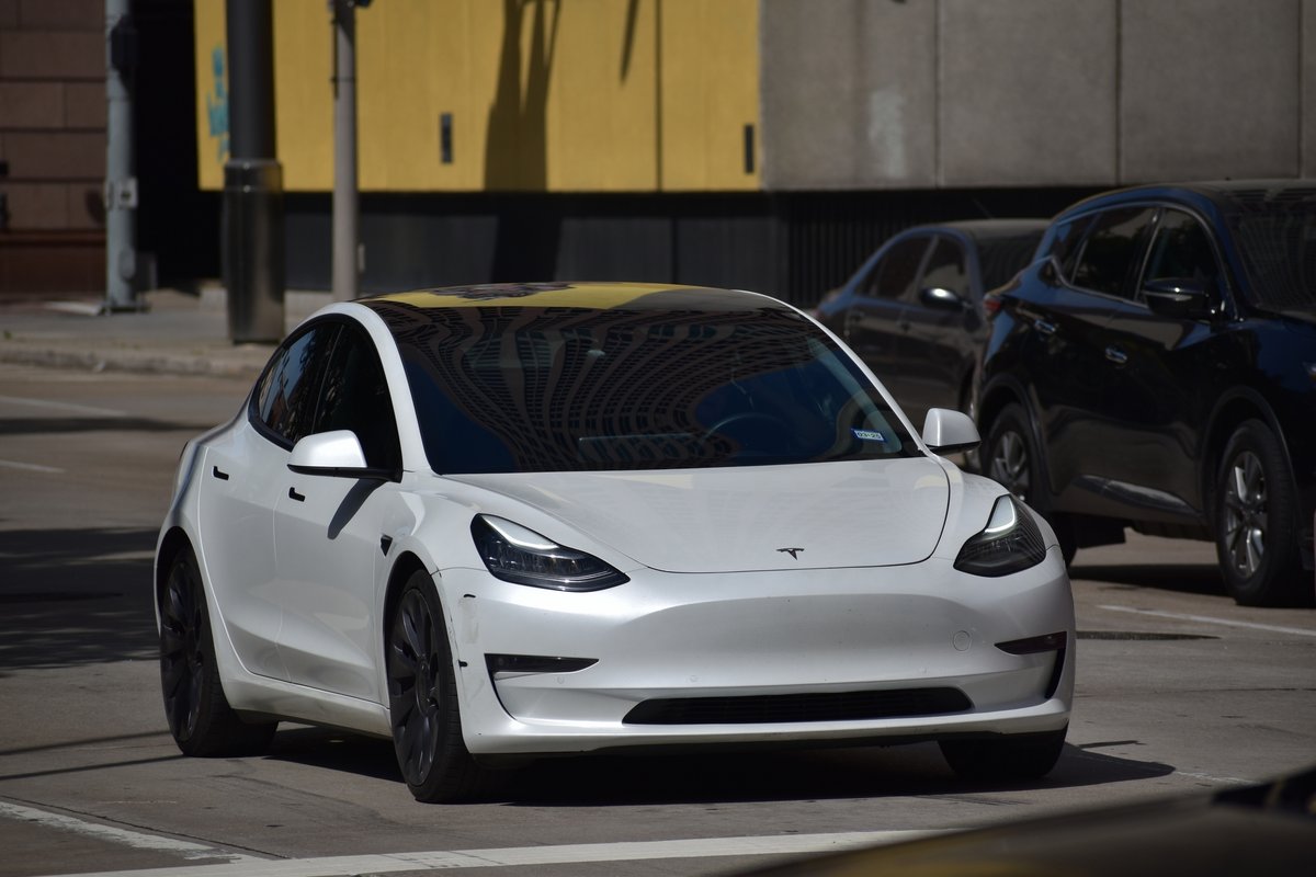 Le déploiement de la mise à jour Tesla 2024.26 a débuté © Artistic Operations / Shutterstock