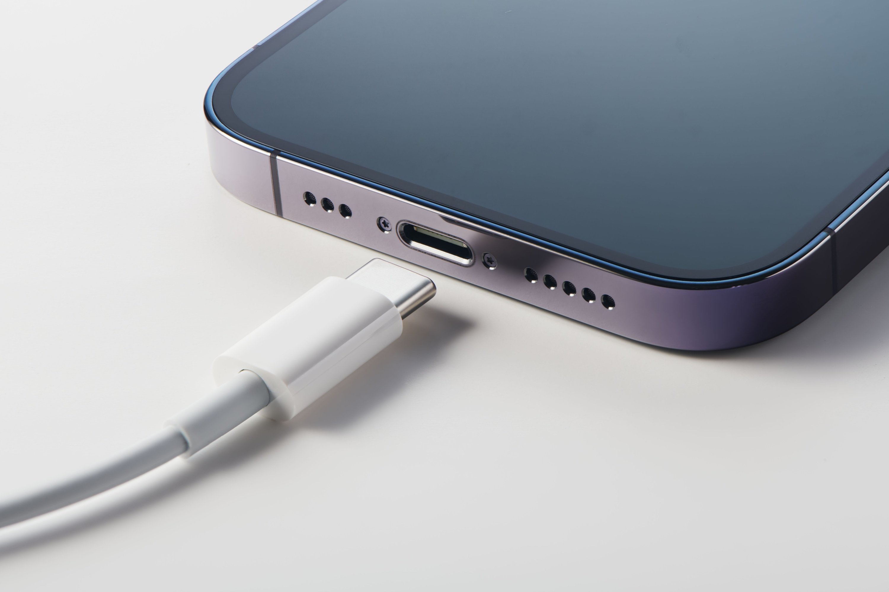 L'iPhone avec un câble USB-C © Viktollio / Shutterstock.com