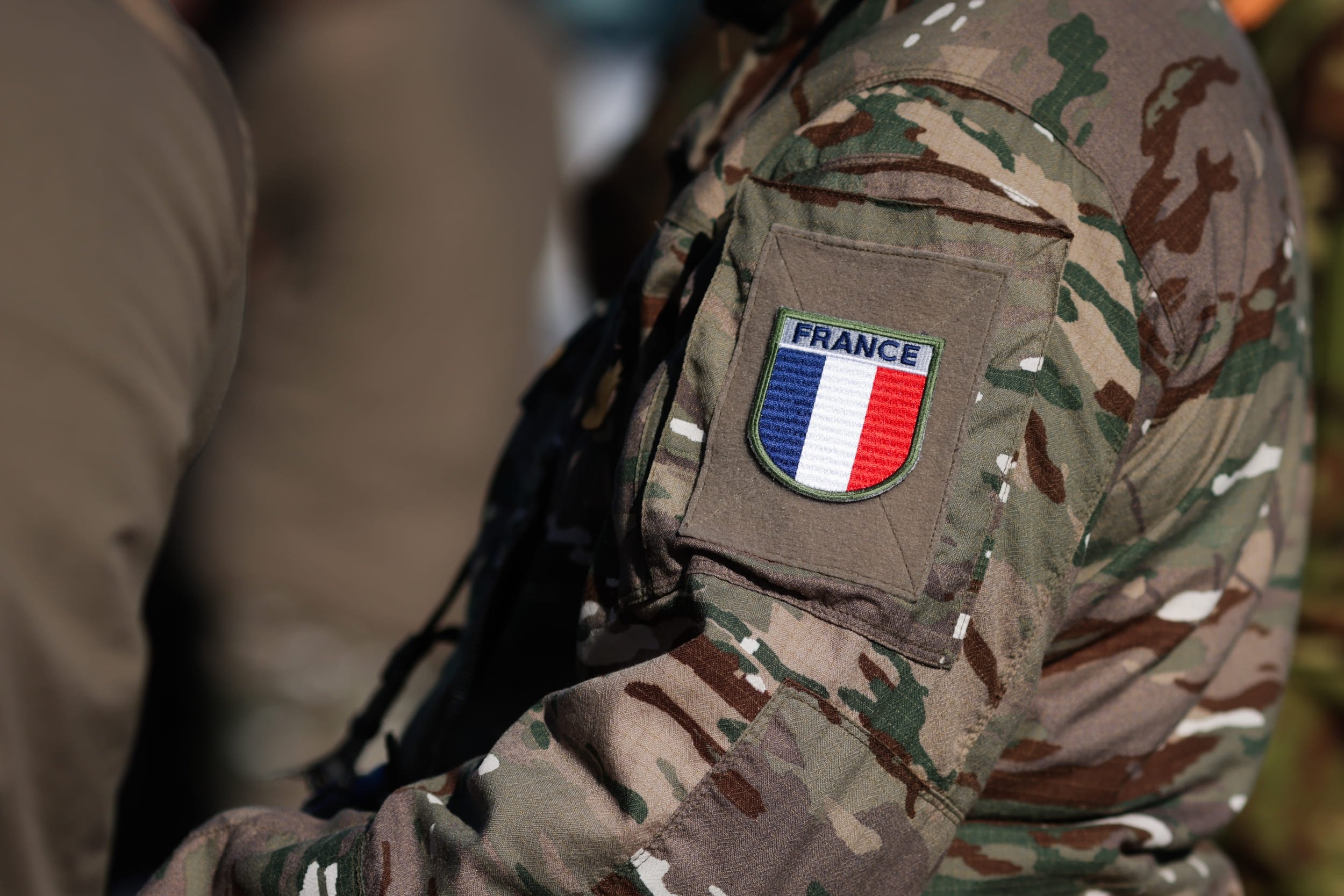 La France structure sa recherche en IA militaire avec la naissance officielle du laboratoire LARIAD. © Mircea Moira / Shutterstock