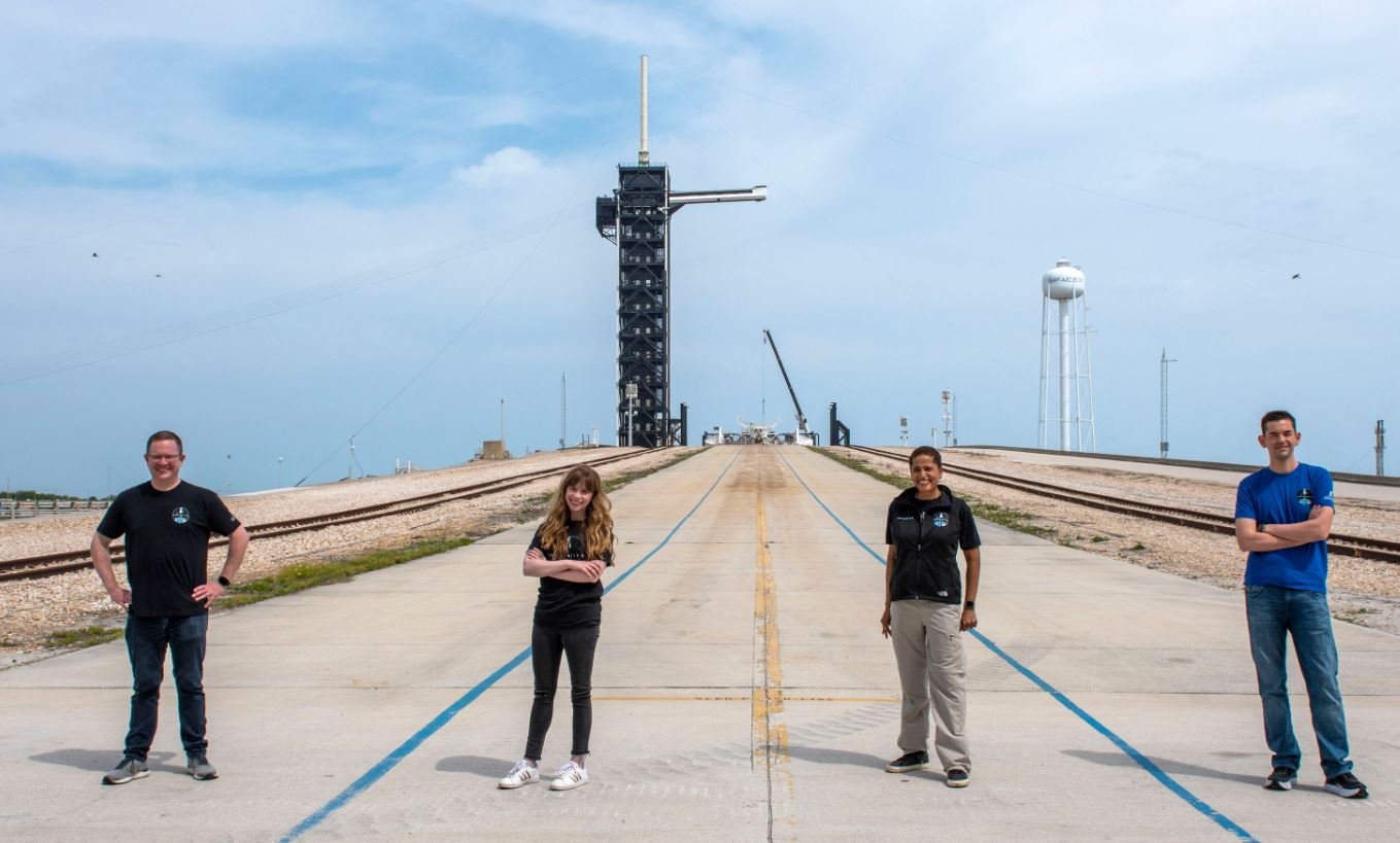 L'équipage de la mission en visite sur le site de SpaceX. © Inspiration4