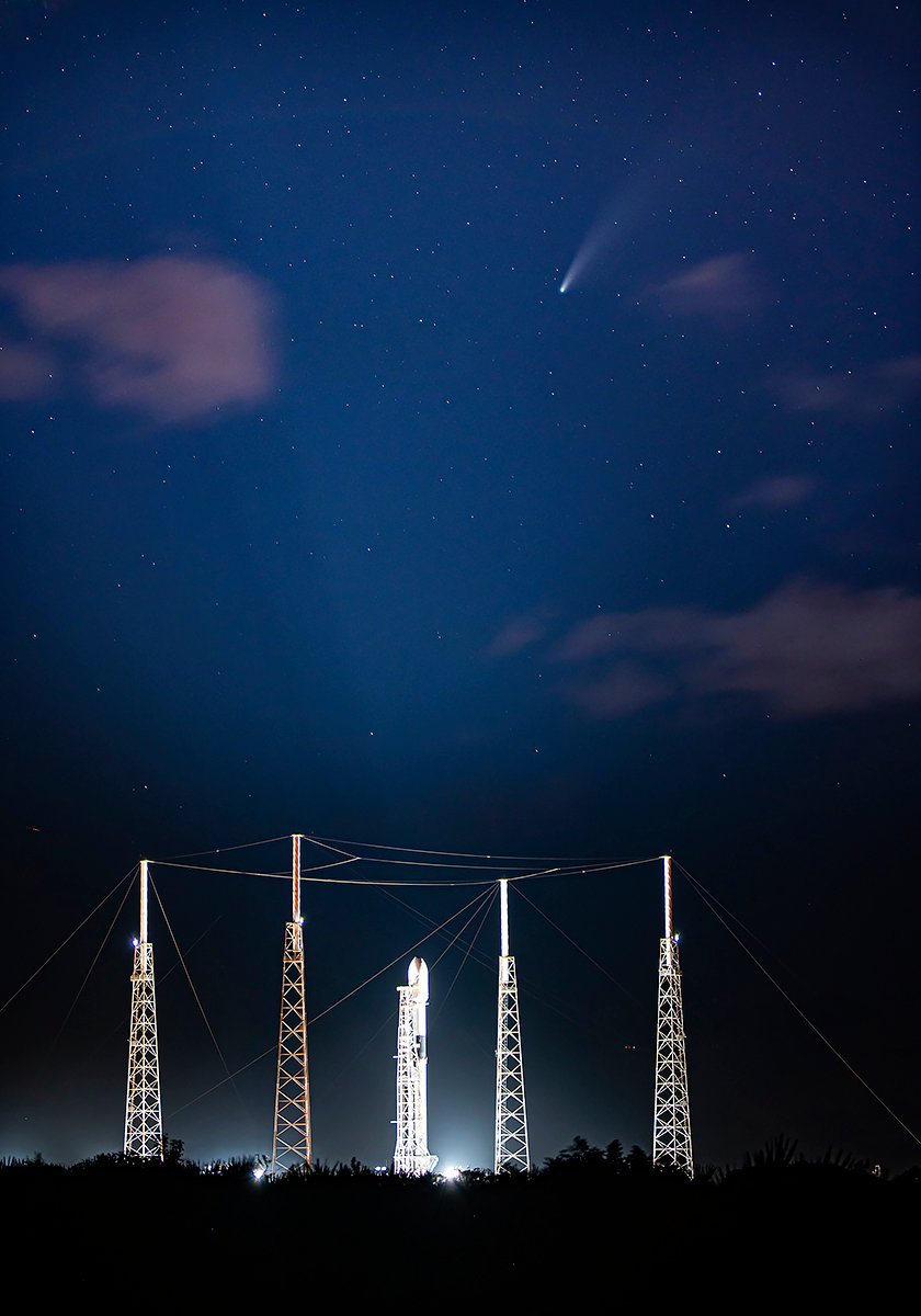 Le photographe de SpaceX a profité du passage de la comète NEOWISE... © SpaceX