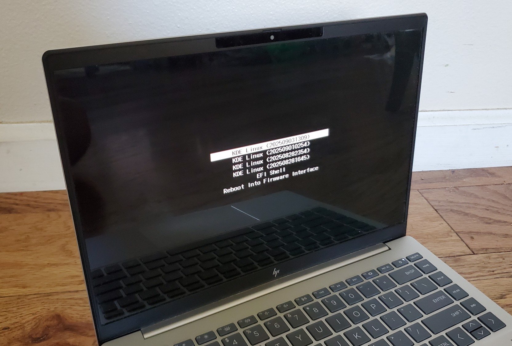 En cas de pépin avec la stabilité du système, KDE Linux permet de réaliser un rollback depuis l'écran de démarrage. © KDE