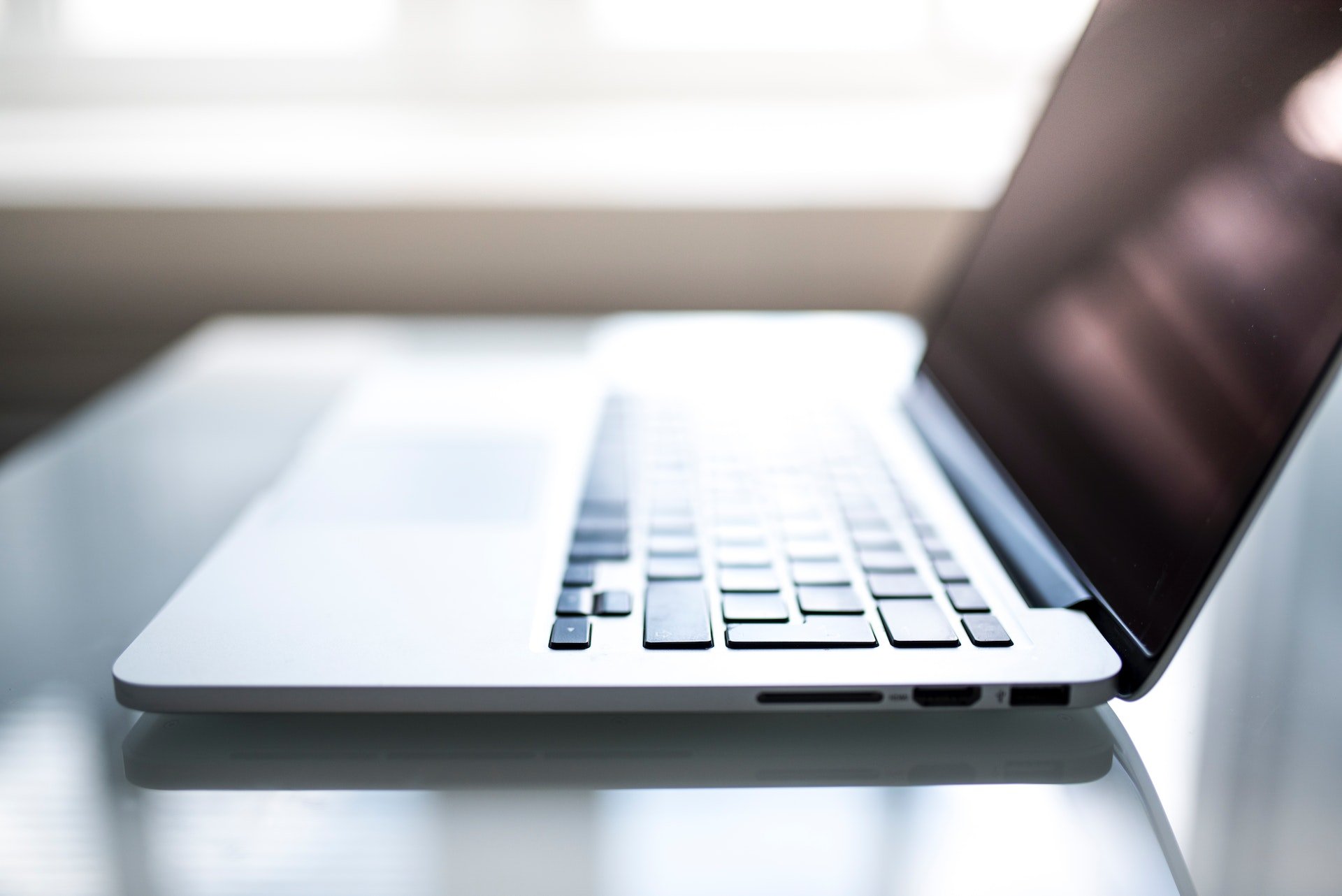 Les vieux MacBook ont encore des choses à vivre ! © Nao Triponez / Pexels
