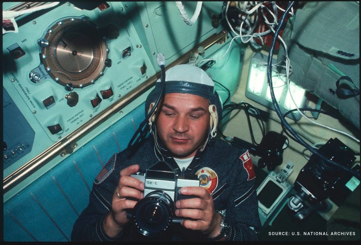 Le cosmonaute Alexei Leonov et l'appareil soviétique FK-6 © US National Archives