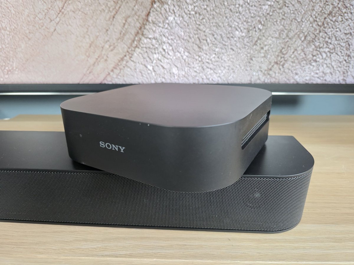 Centre de commande pour les enceintes arrière, le boitier amplifié fait le lien avec le caisson de basses  © Guillaume Fourcadier pour Clubic